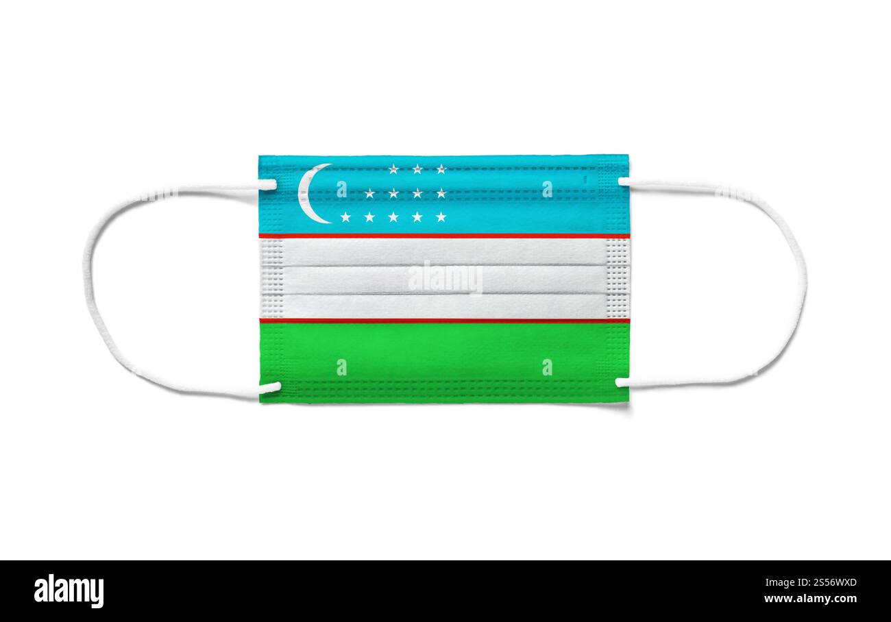 Bandiera dell'Uzbekistan su una maschera chirurgica usa e getta. Sfondo bianco isolato. Bandiera dell'Uzbekistan su una maschera chirurgica usa e getta. Sfondo bianco Foto Stock