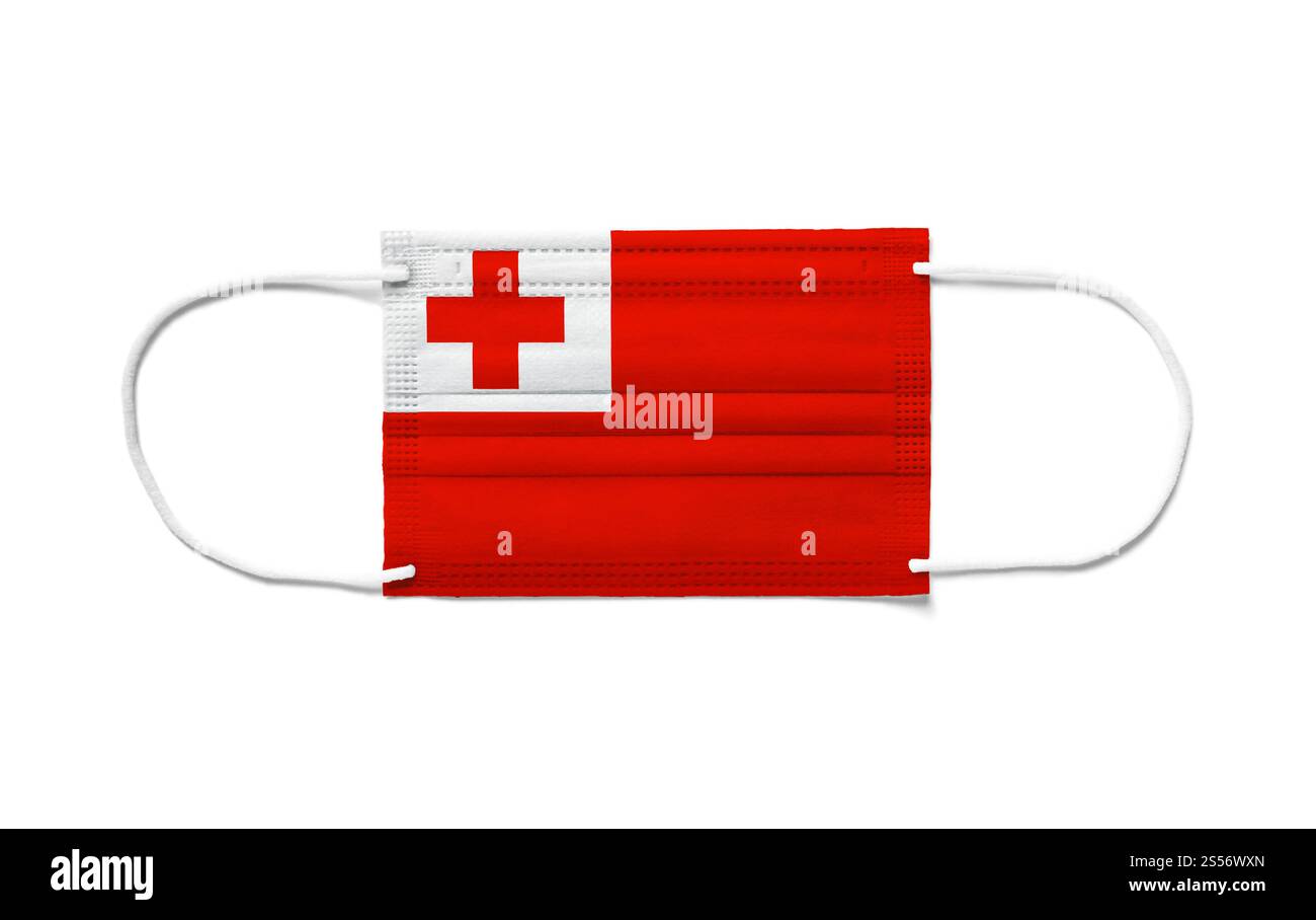 Bandiera di Tonga su una maschera chirurgica monouso. Sfondo bianco isolato. Bandiera di Tonga su una maschera chirurgica monouso. Sfondo bianco Foto Stock