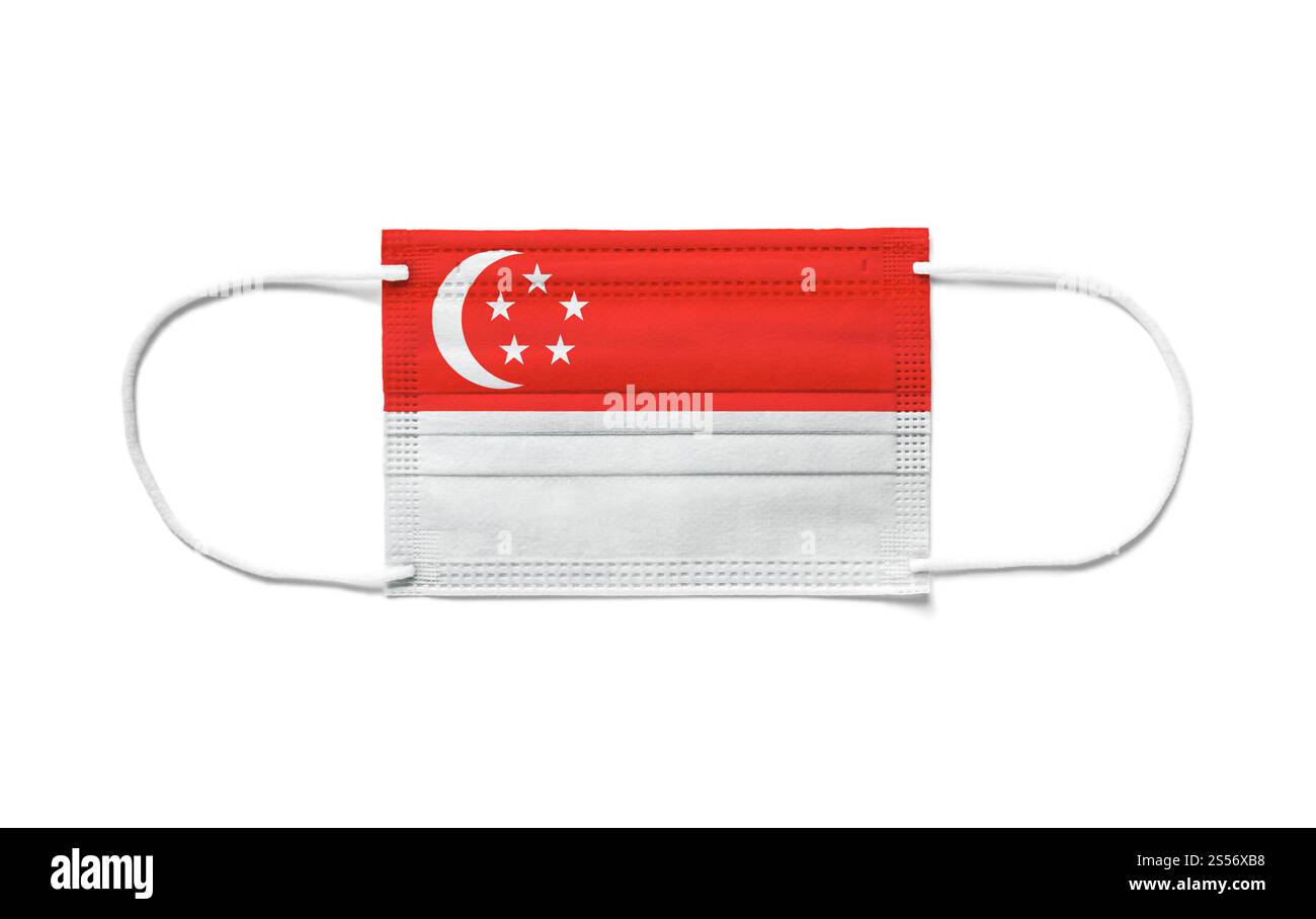 Bandiera di Singapore su una maschera chirurgica monouso. Sfondo bianco isolato. Bandiera di Singapore su una maschera chirurgica monouso. Sfondo bianco Foto Stock