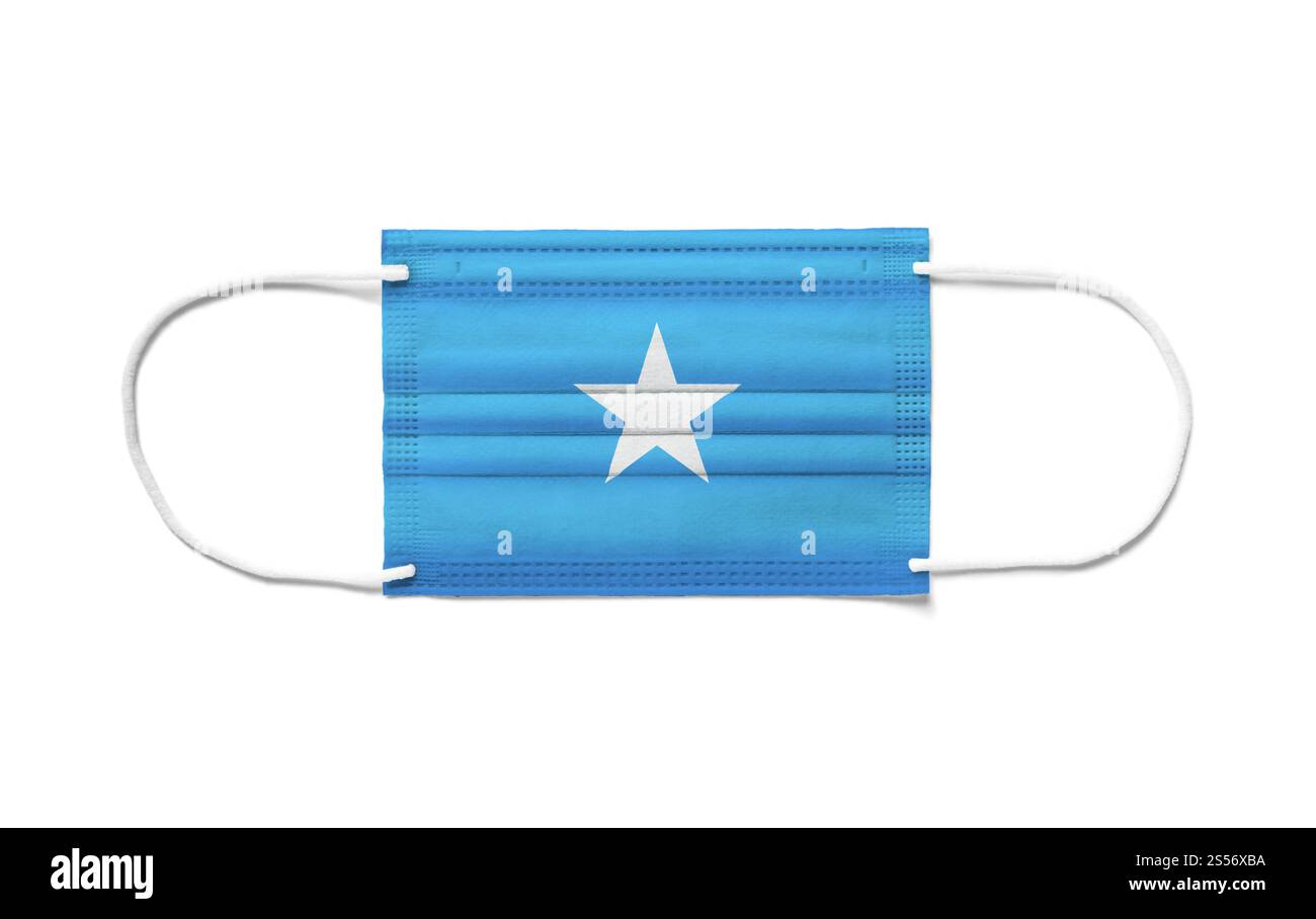 Bandiera della Somalia su una maschera chirurgica usa e getta. Sfondo bianco isolato. Bandiera della Somalia su una maschera chirurgica usa e getta. Sfondo bianco Foto Stock