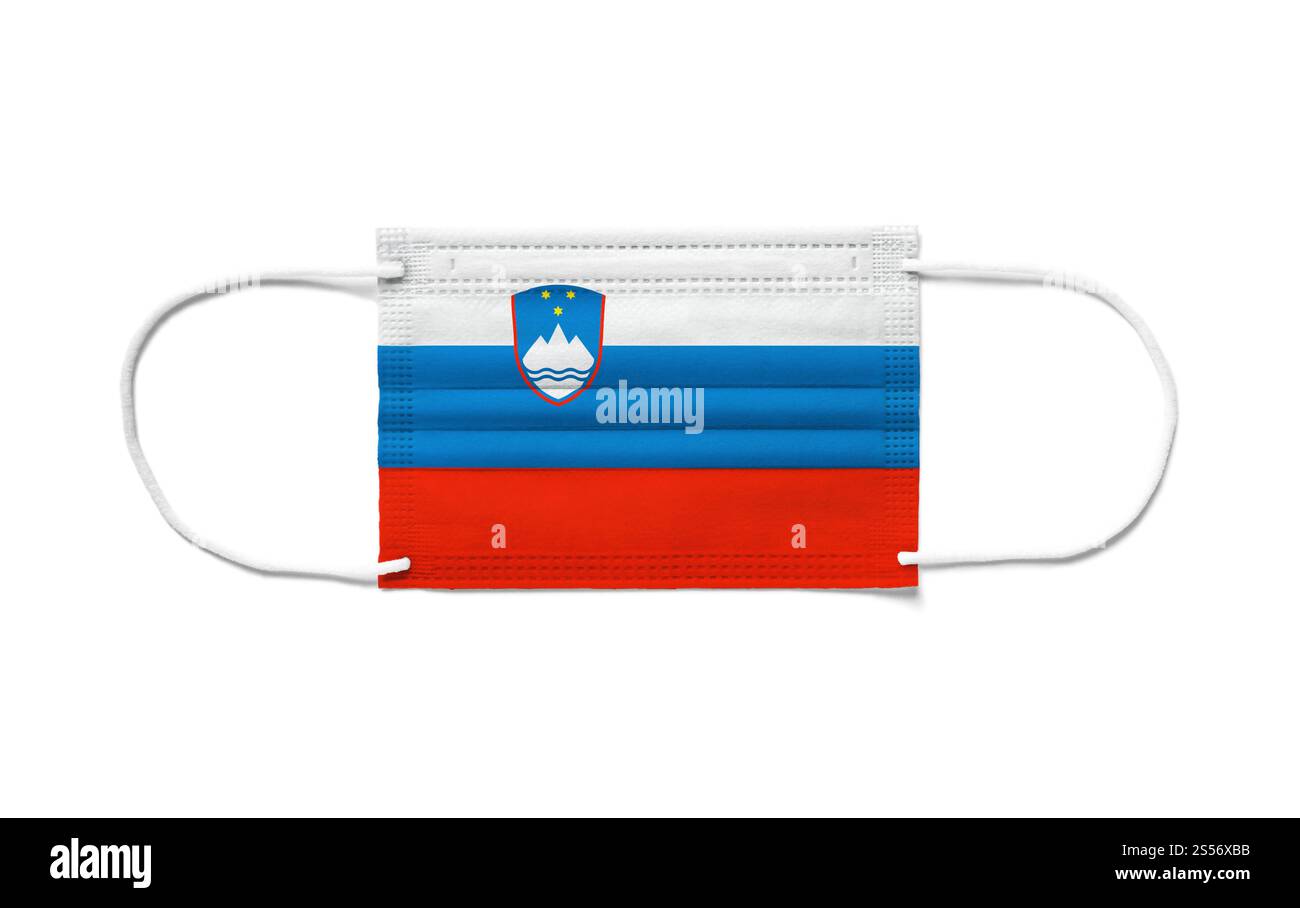 Bandiera della Slovenia su una maschera chirurgica monouso. Sfondo bianco isolato. Bandiera della Slovenia su una maschera chirurgica monouso. Sfondo bianco Foto Stock