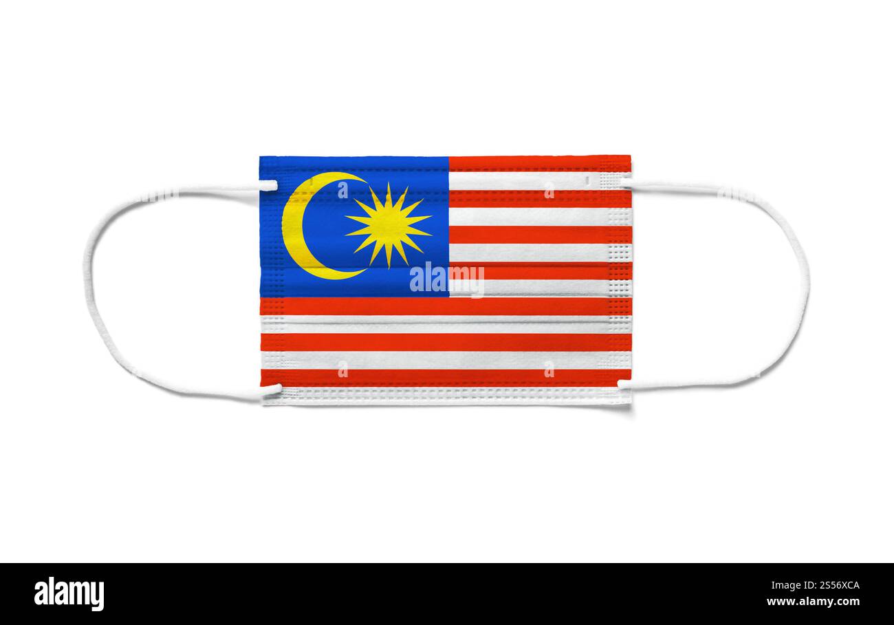 Bandiera della Malesia su una maschera chirurgica monouso. Sfondo bianco isolato. Bandiera della Malesia su una maschera chirurgica monouso. Sfondo bianco Foto Stock