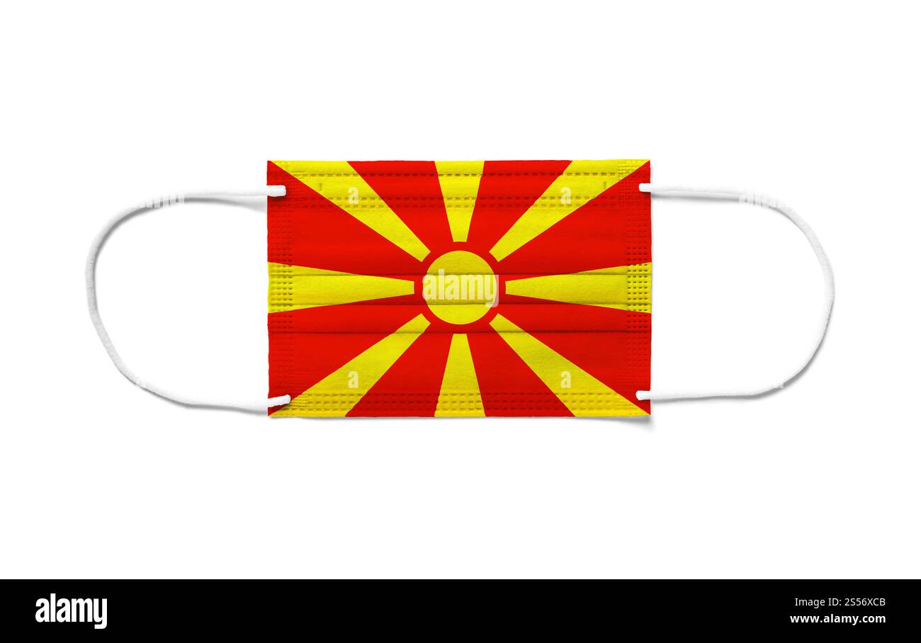 Bandiera della Macedonia su una maschera chirurgica monouso. Sfondo bianco isolato. Bandiera della Macedonia su una maschera chirurgica monouso. Sfondo bianco Foto Stock
