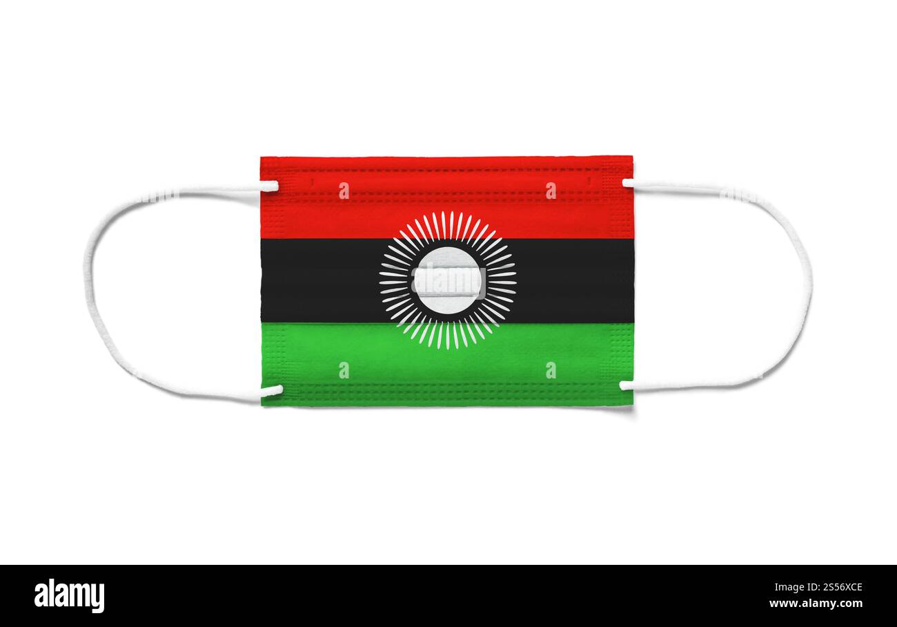 Bandiera del Malawi su una maschera chirurgica monouso. Sfondo bianco isolato. Bandiera del Malawi su una maschera chirurgica monouso. Sfondo bianco Foto Stock