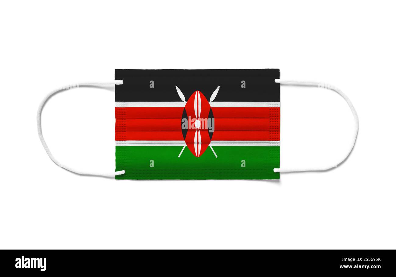 Bandiera del Kenya su una maschera chirurgica monouso. Sfondo bianco isolato. Bandiera del Kenya su una maschera chirurgica monouso. Sfondo bianco Foto Stock