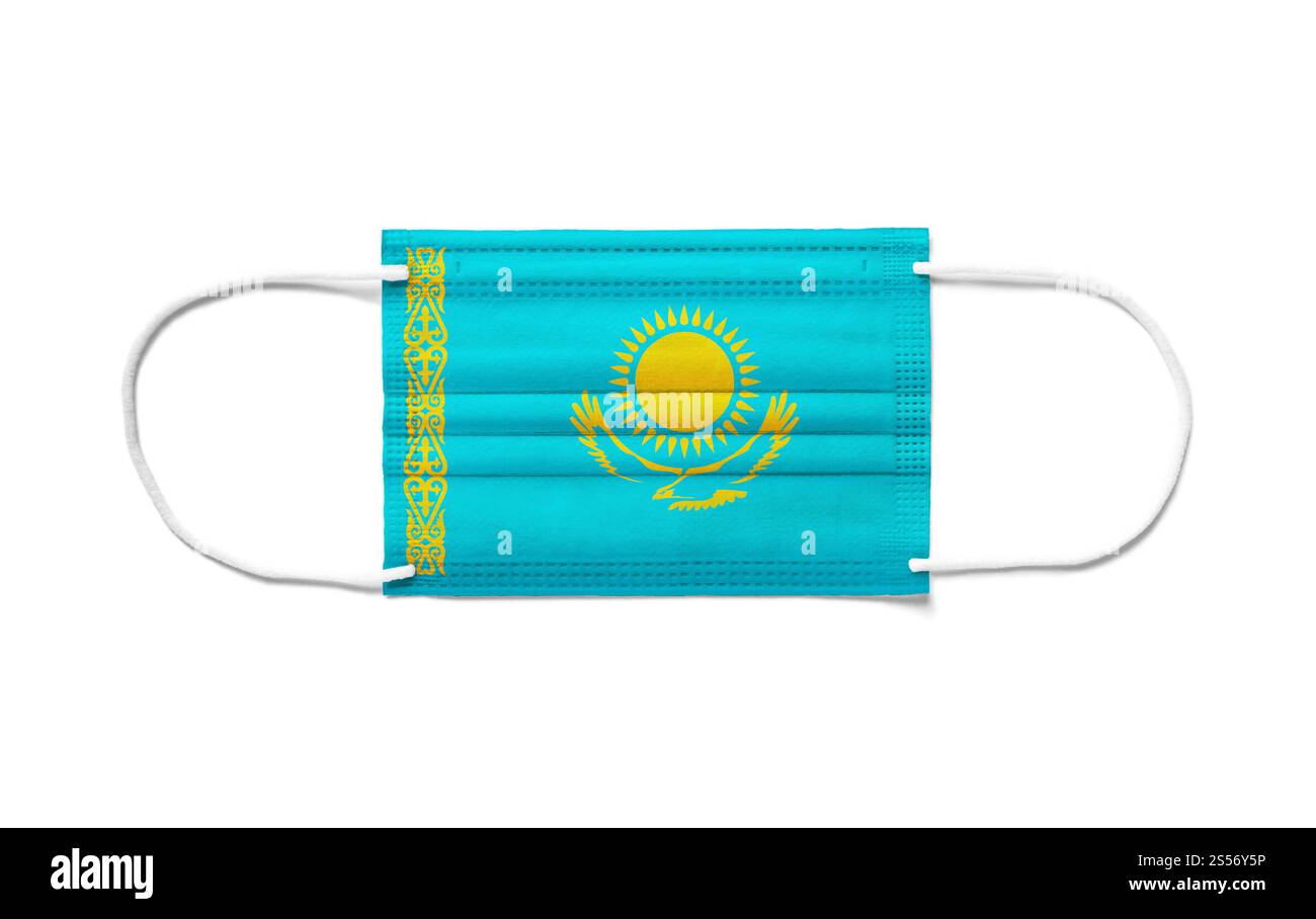 Bandiera del Kazakistan su una maschera chirurgica monouso. Sfondo bianco isolato. Bandiera del Kazakistan su una maschera chirurgica monouso. Sfondo bianco Foto Stock