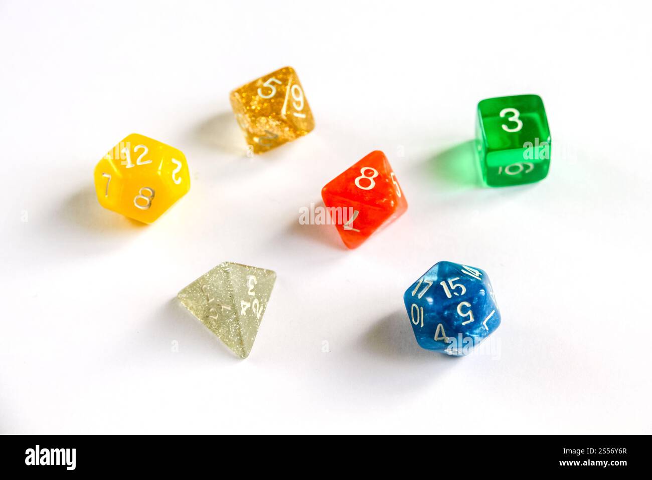 Speciale gruppo di dadi colorati per giochi di ruolo. Speciale GDR colorato gruppo dadi Foto Stock