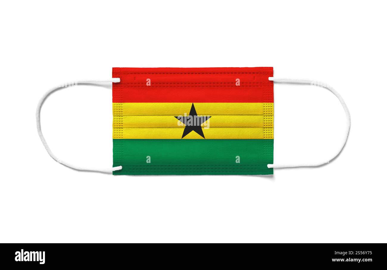 Bandiera del Ghana su una maschera chirurgica monouso. Sfondo bianco isolato. Bandiera del Ghana su una maschera chirurgica monouso. Sfondo bianco Foto Stock