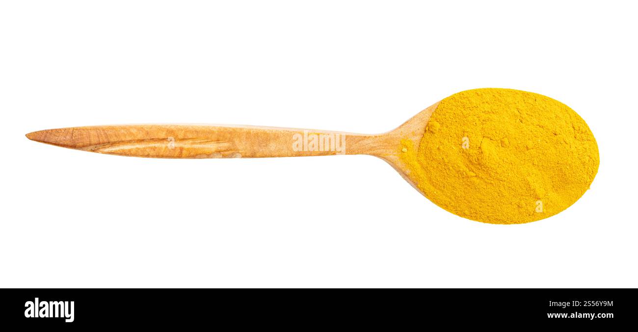 vista dall'alto del cucchiaio di legno con polvere di curcuma (curcuma) isolata su sfondo bianco Foto Stock