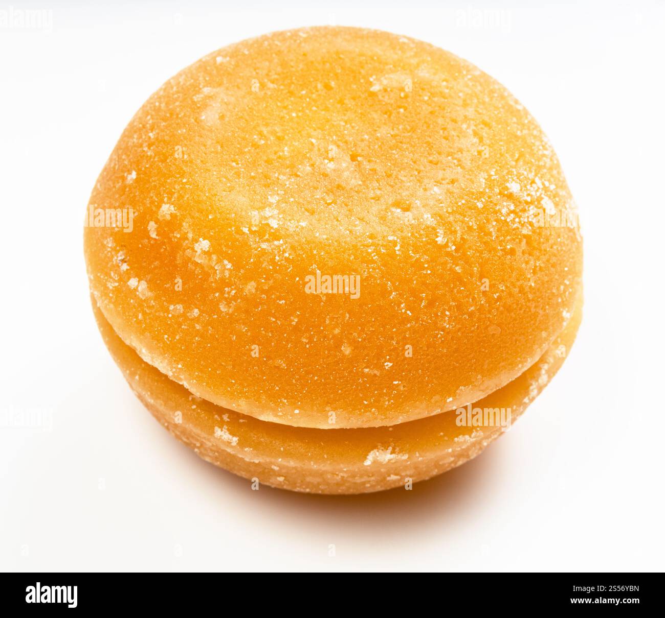 coppia di pezzi rotondi interi di zucchero di palma su grigio piastra in ceramica Foto Stock