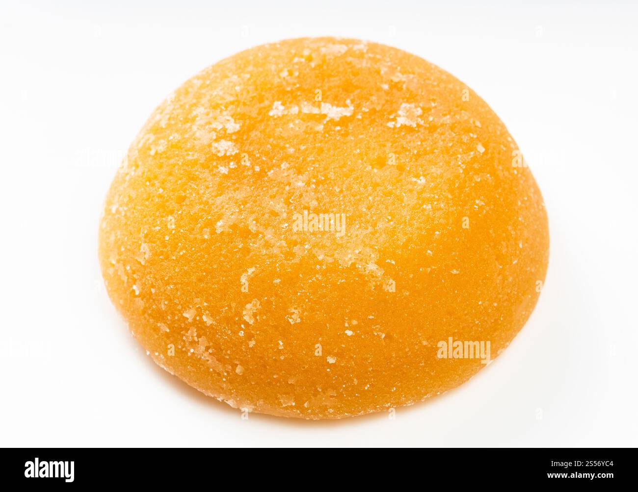 pezzo unico rotondo di zucchero di palma su ceramica grigia piastra Foto Stock