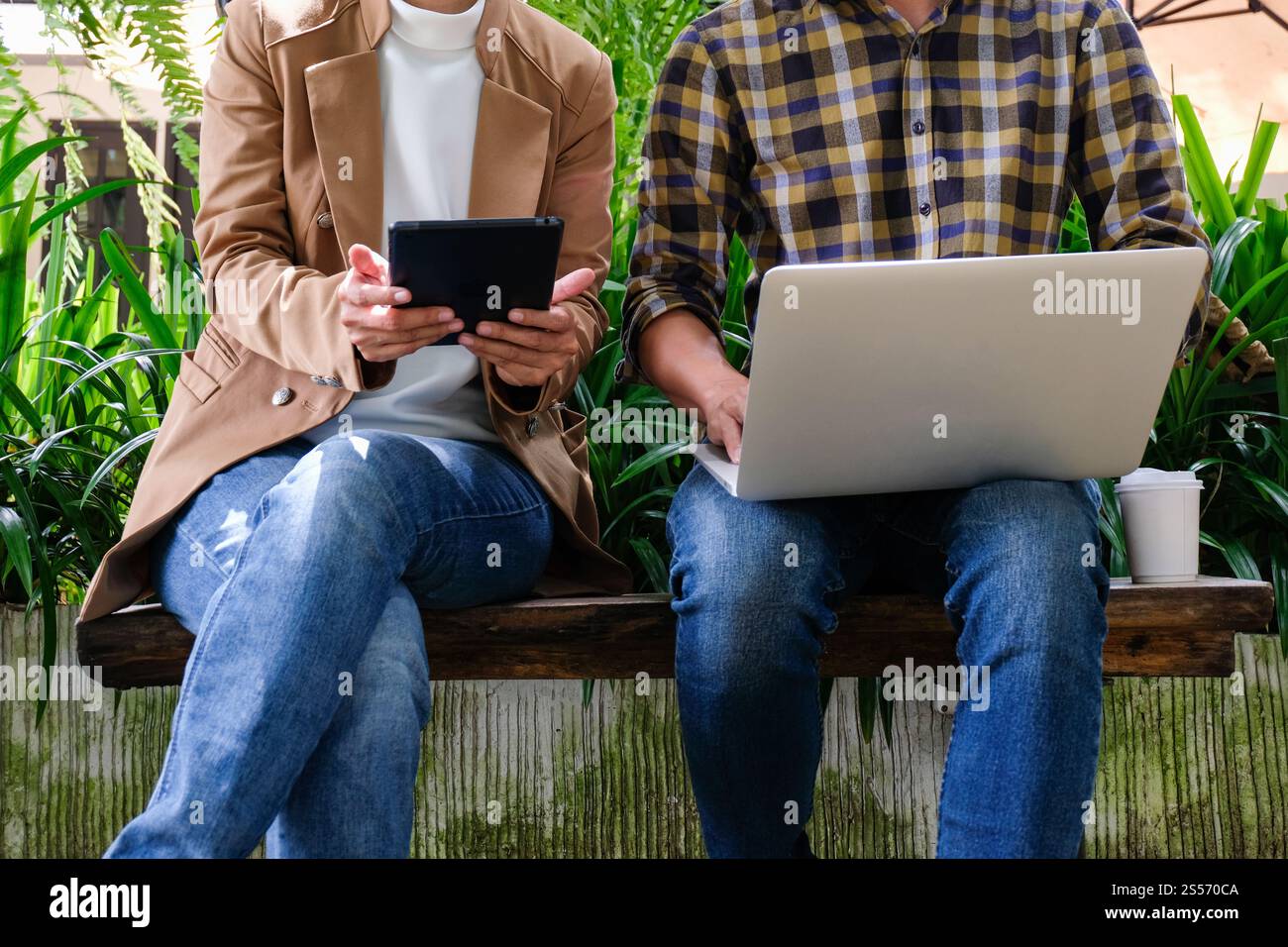 Concetto di lavoro freelance. Progetto di pianificazione per freelance impegnati e sicuri in occhiali alla moda che svolgono un lavoro remoto sul posto di lavoro Foto Stock