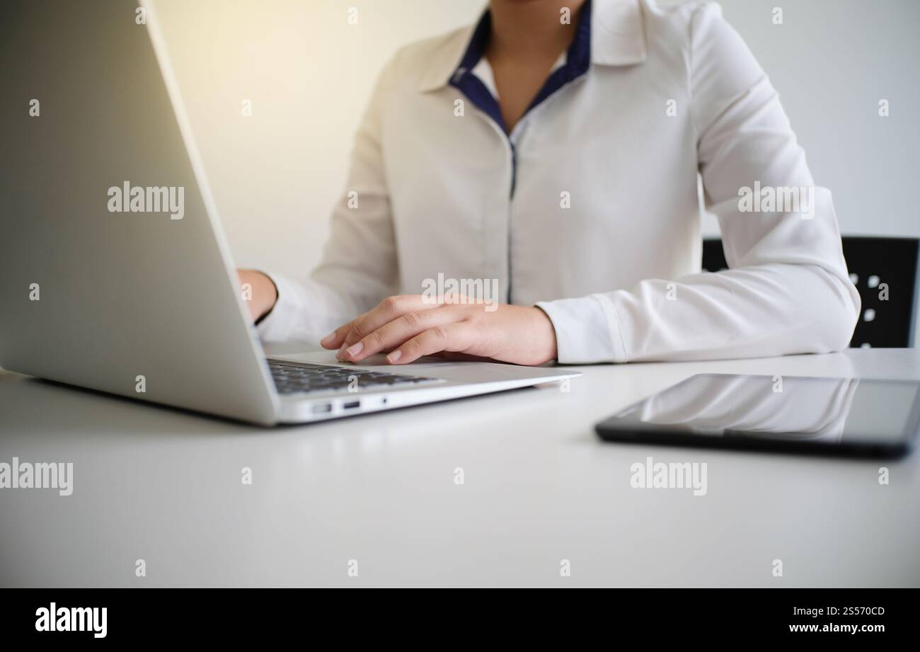 Donna che lavora utilizzando un computer portatile e digita le mani sulla tastiera. scrivere un blog. Lavorare a casa è a portata di mano macchina da scrivere Foto Stock