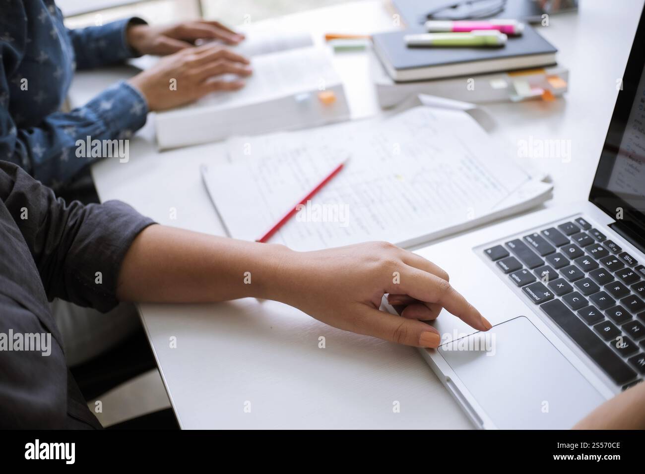 Studenti universitari persone che imparano istruzione studiare esame Tutor che fa i compiti con il concetto di formazione insegnanti Foto Stock