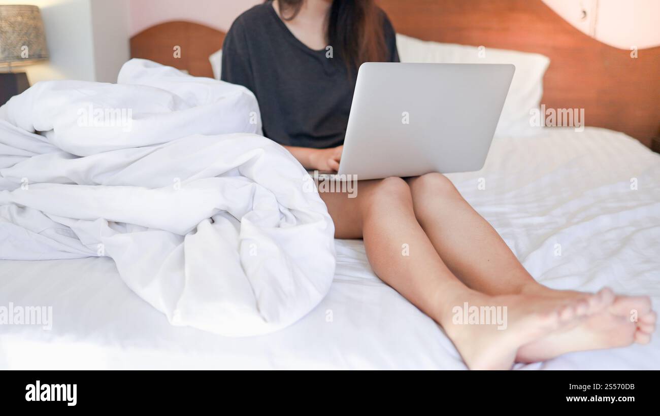 Donna che lavora da casa e imparare isolamento casa auto quarantena donna che lavora su computer portatile mentre si siede in salotto Foto Stock