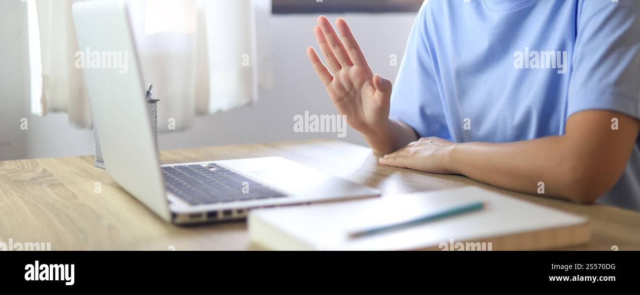 Videochiama persone che si incontrano con un gruppo di partner commerciali startup nuova teleconferenza normale. Donna felice che usa un notebook per videochiamate e. Foto Stock