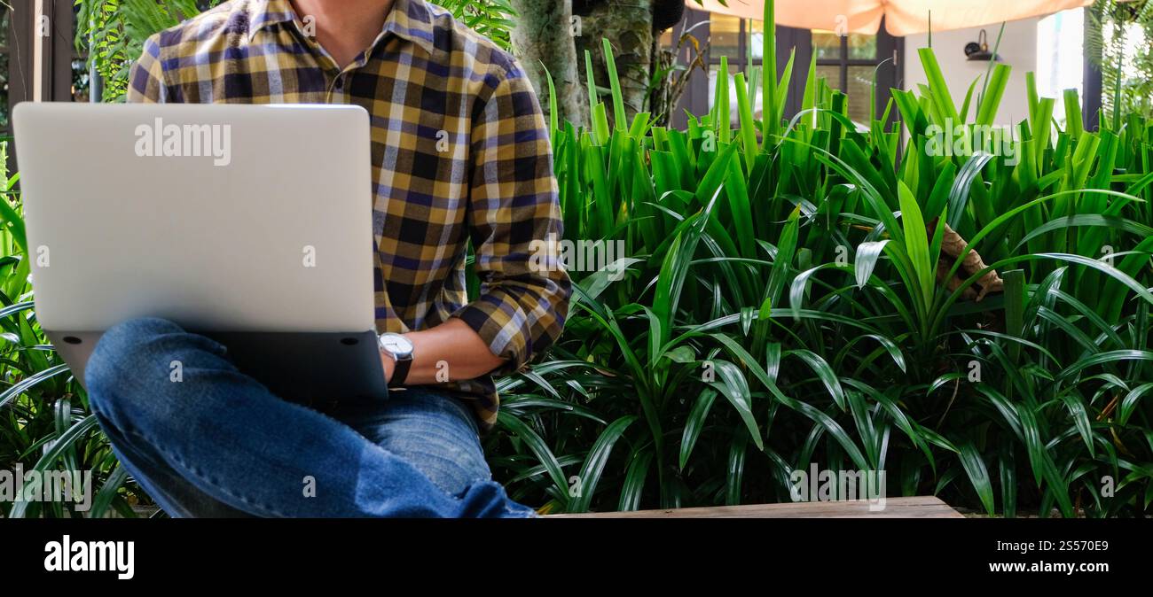 Concetto di lavoro freelance. Progetto di pianificazione per freelance impegnati e sicuri in occhiali alla moda che svolgono un lavoro remoto sul posto di lavoro Foto Stock