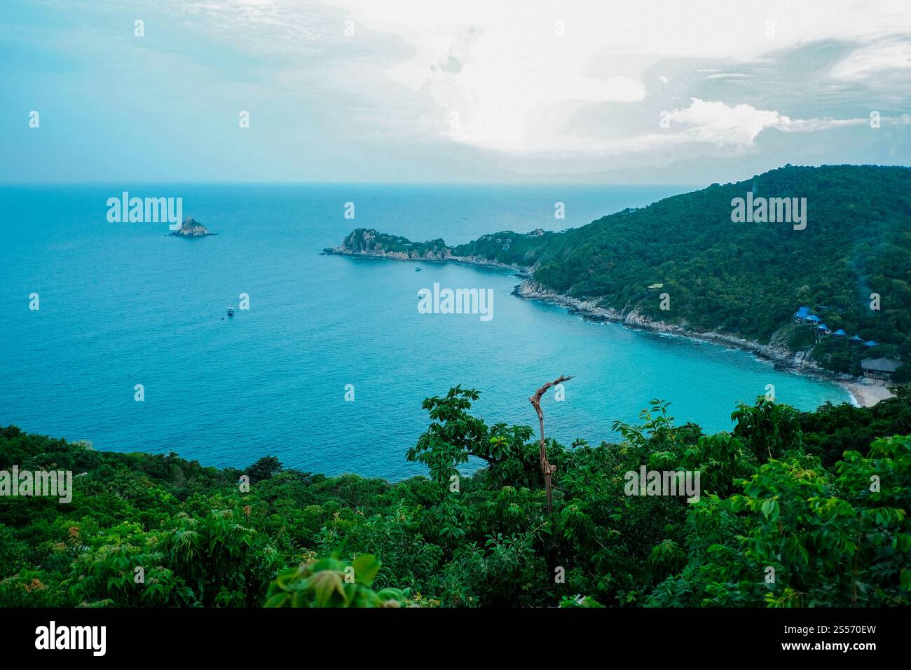 Splendida spiaggia tropicale con isole di sabbia bianca, lussureggiante isola tropicale in un mare blu e turchese per una vacanza rilassante. Foto Stock