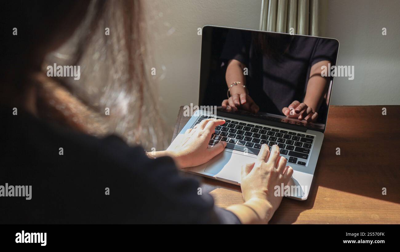 Donna che lavora da casa e imparare isolamento casa auto quarantena donna che lavora su computer portatile mentre si siede in salotto Foto Stock