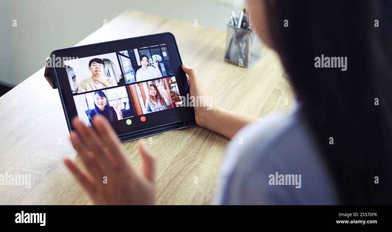 Videochiama persone che si incontrano con un gruppo di partner commerciali startup nuova teleconferenza normale. Donna felice che usa un notebook per videochiamate e. Foto Stock