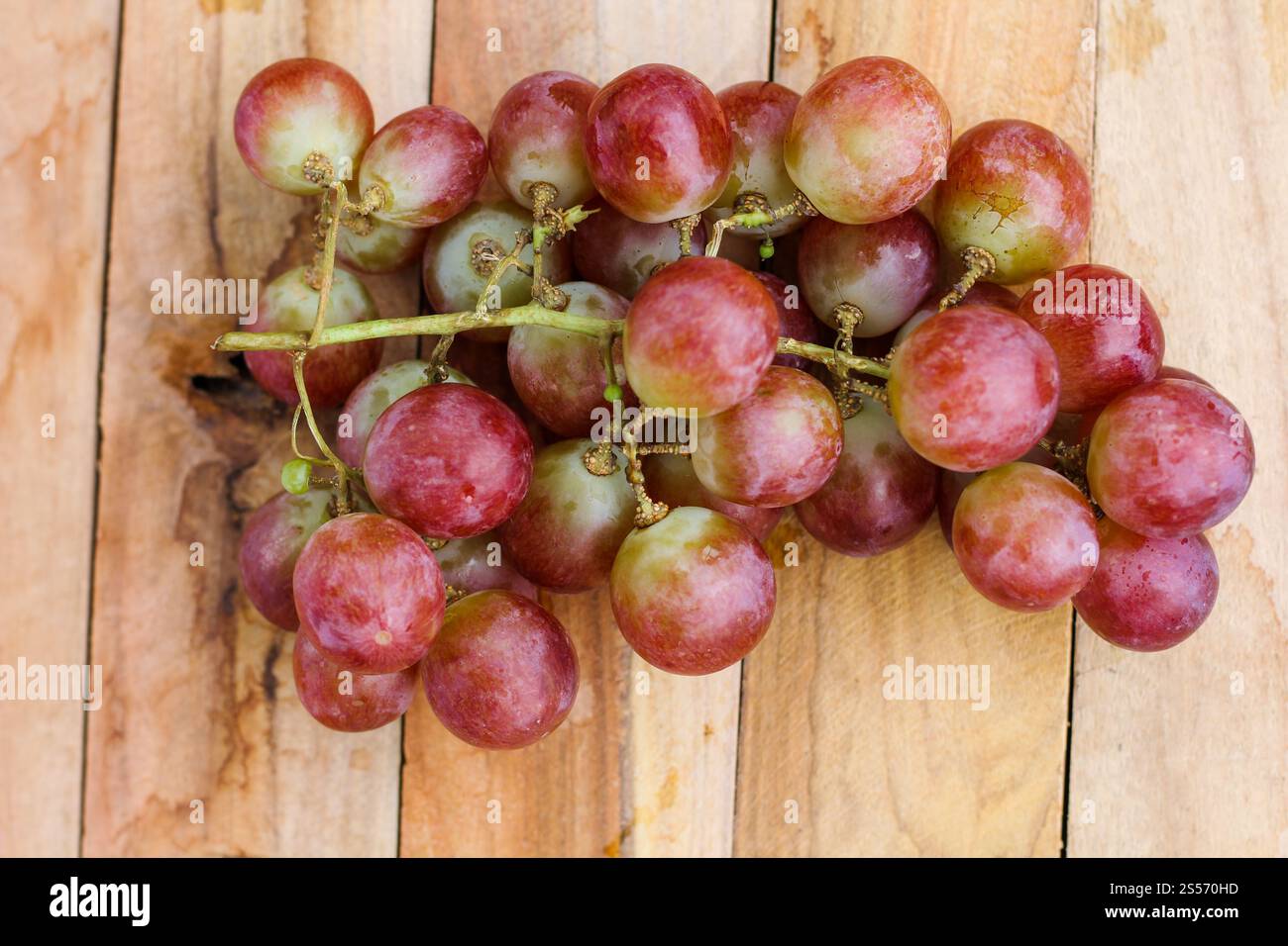 uva frutta su fondo di legno Foto Stock
