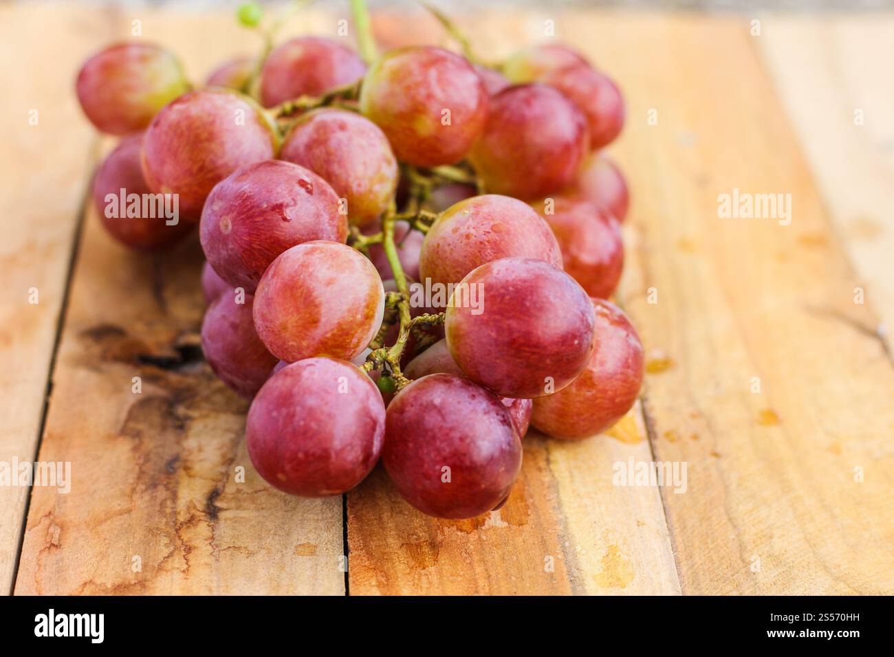 uva frutta su fondo di legno Foto Stock