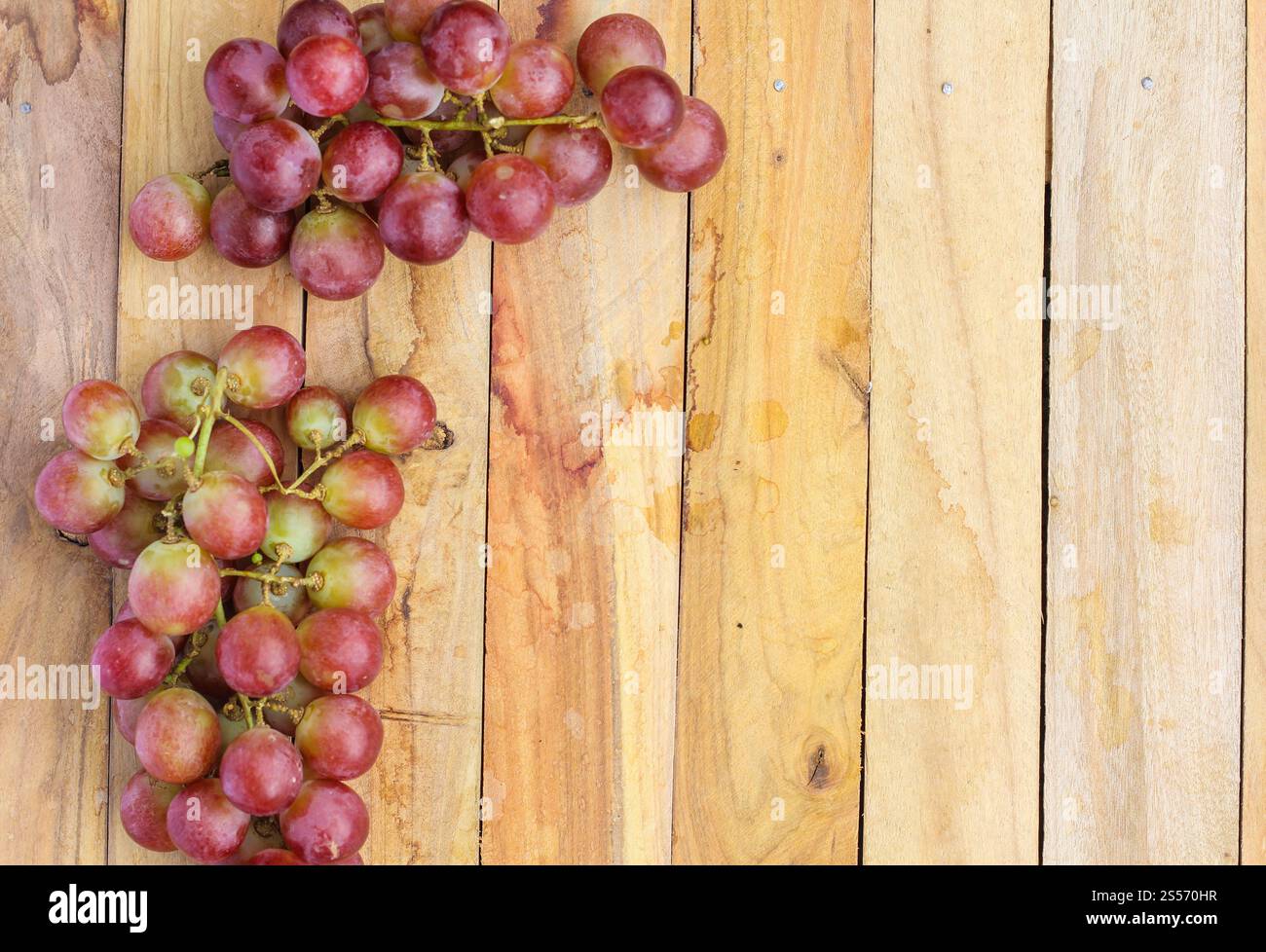 uva frutta su fondo di legno Foto Stock