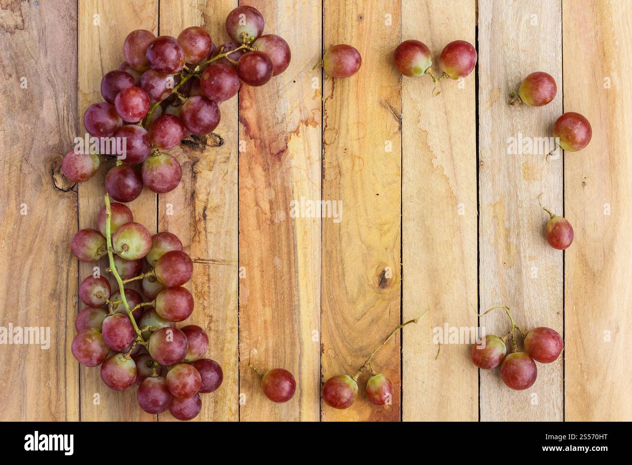 uva frutta su fondo di legno Foto Stock