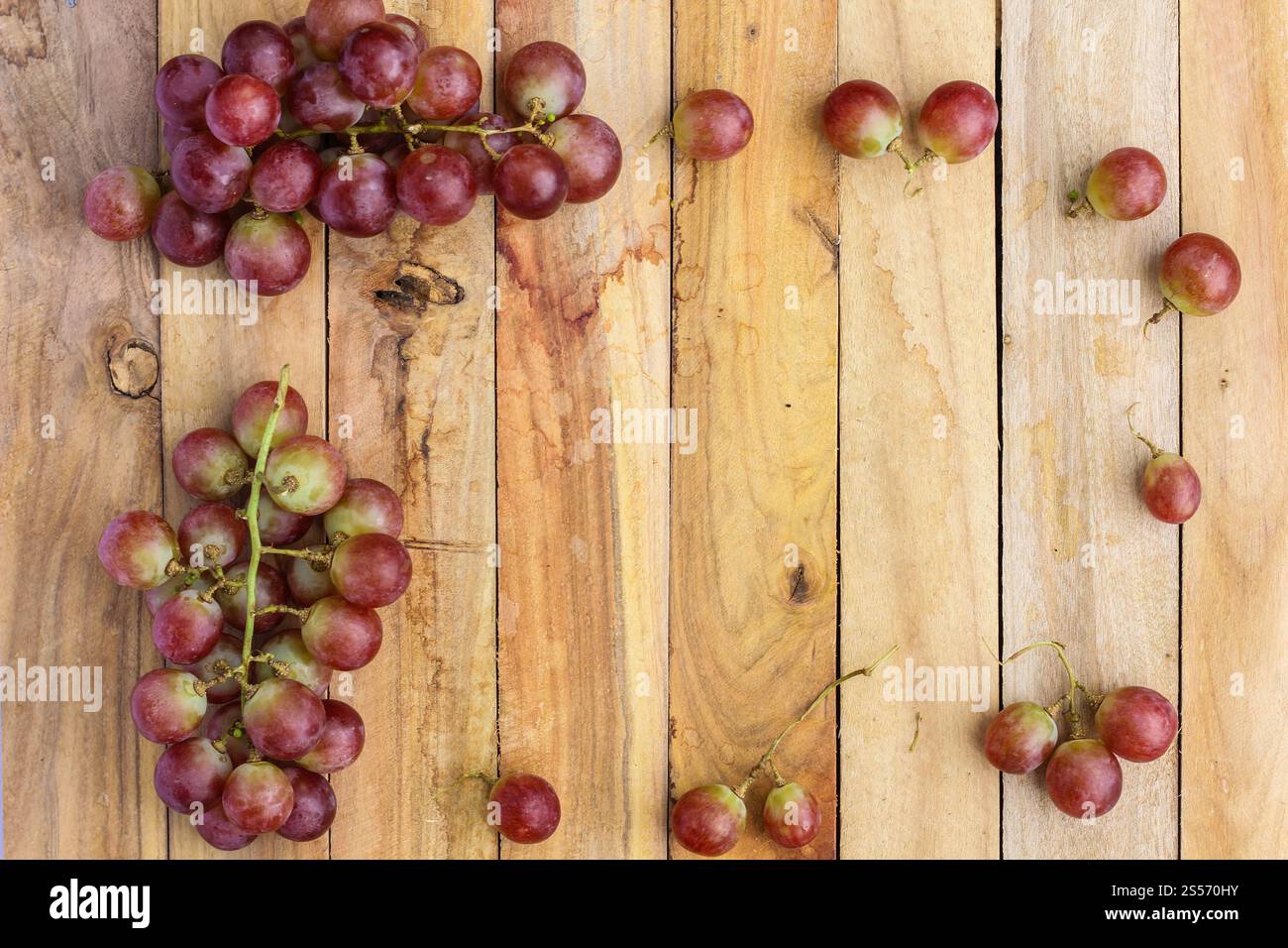 uva frutta su fondo di legno Foto Stock