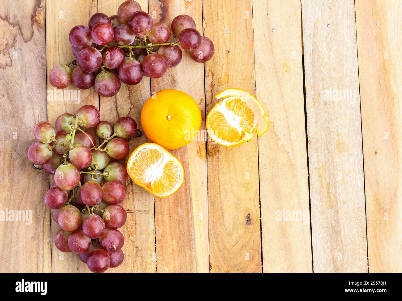 uva frutta su fondo di legno Foto Stock