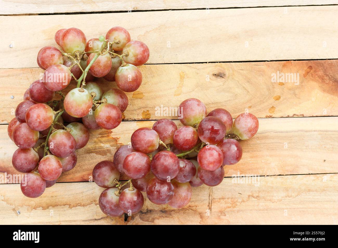 uva frutta su fondo di legno Foto Stock
