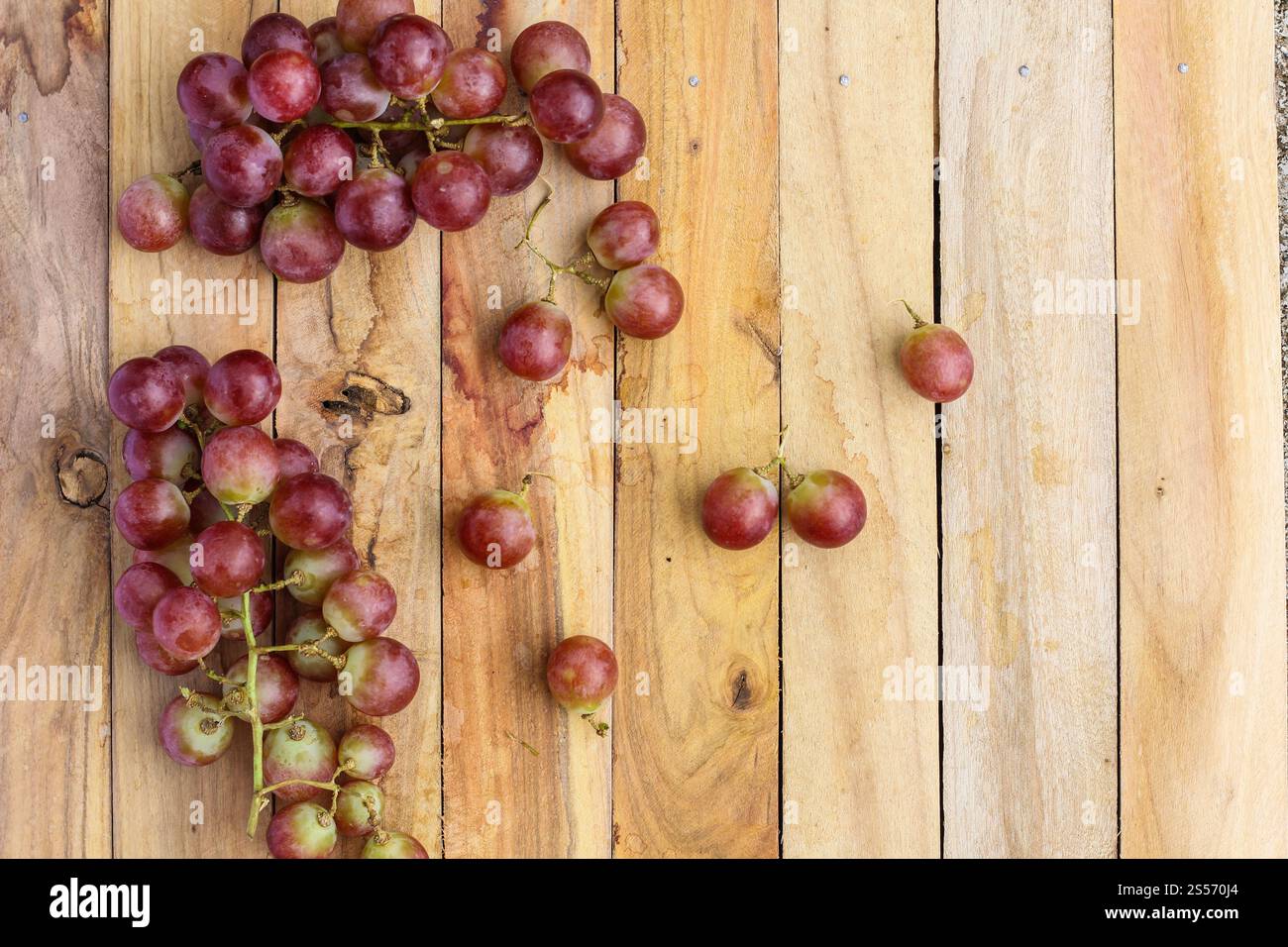 uva frutta su fondo di legno Foto Stock