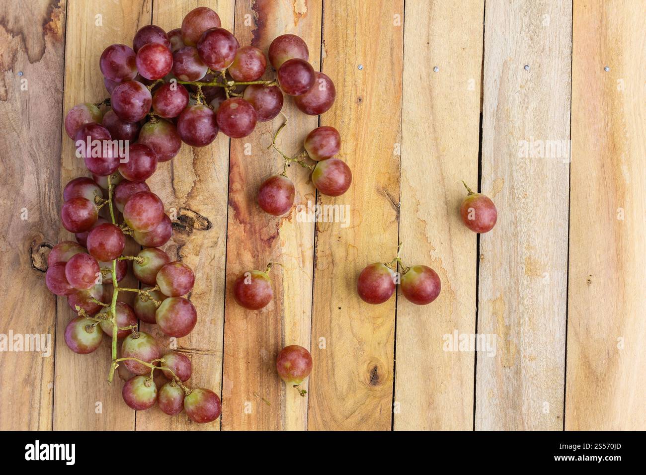 uva frutta su fondo di legno Foto Stock