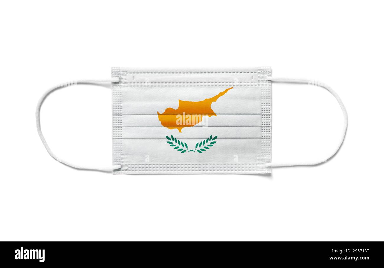 Bandiera di Cipro su una maschera chirurgica monouso. Sfondo bianco isolato. Bandiera di Cipro su una maschera chirurgica monouso. Sfondo bianco Foto Stock