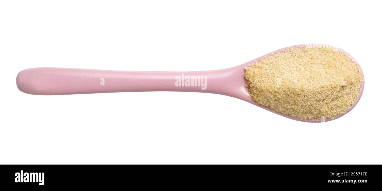 vista dall'alto dello zucchero di cocco granulato in cucchiaio rosa di ceramica isolato su sfondo bianco Foto Stock