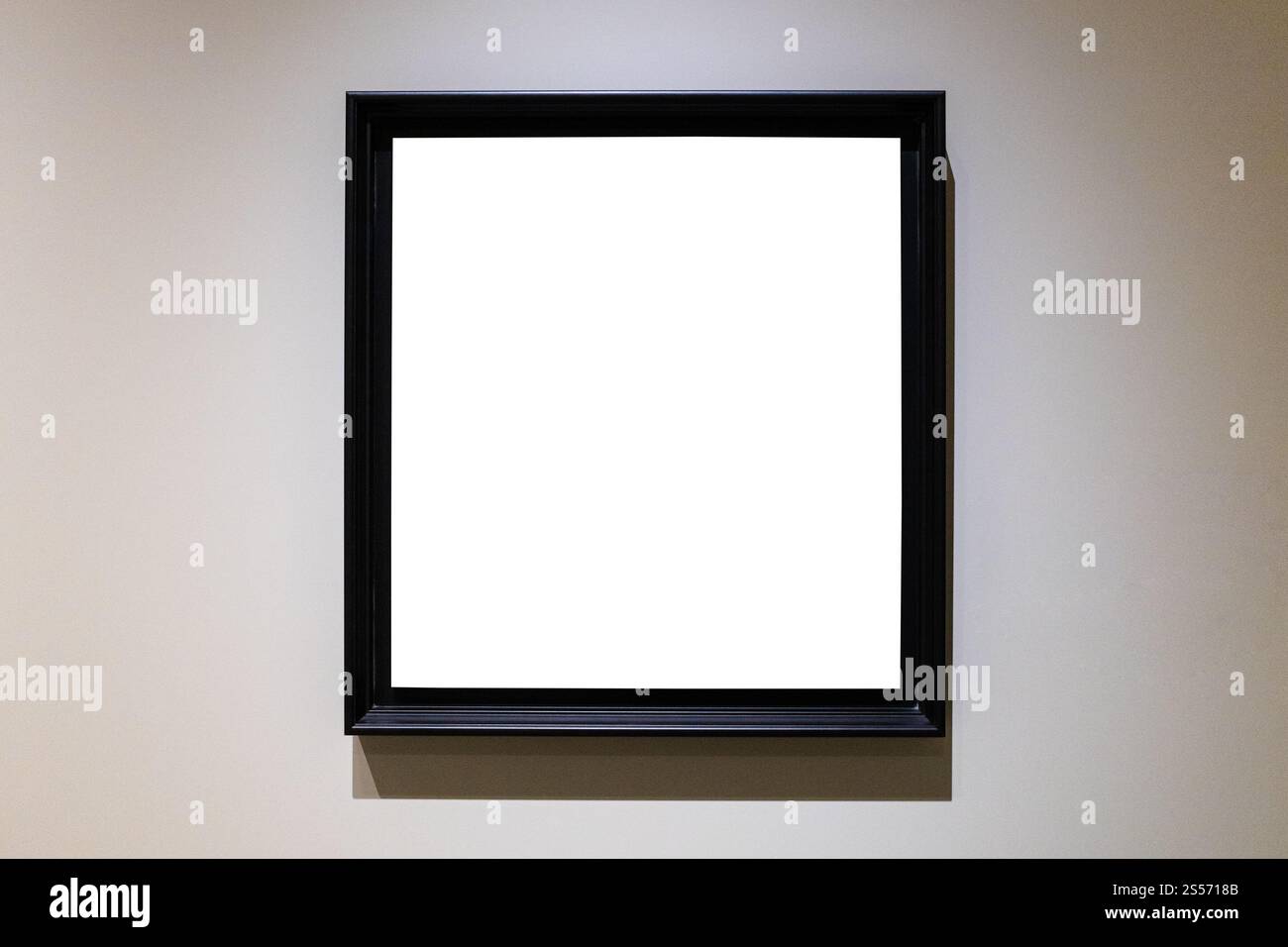 cornice quadrata nera con telo ritagliato su orizzontale grigio parete Foto Stock