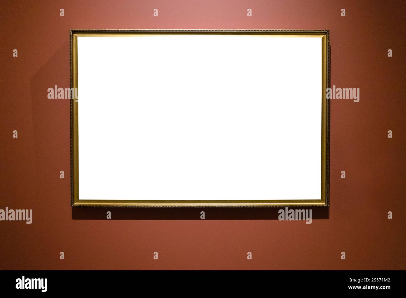 cornice in bronzo con telo ritagliato su parete marrone Foto Stock