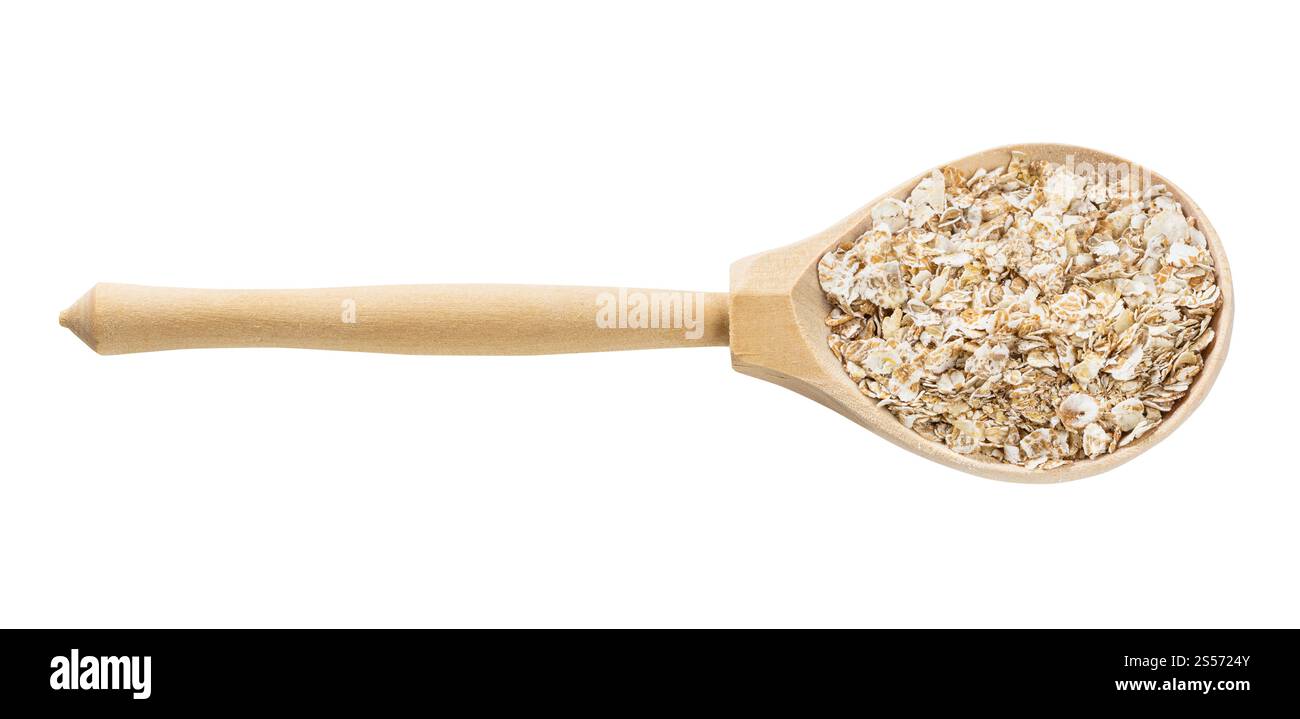 cucchiaio di legno con quattro fiocchi di cereali grezzi isolati su bianco sfondo Foto Stock