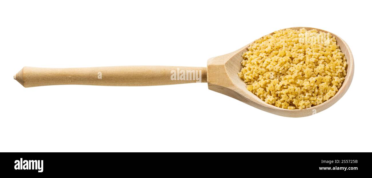 cucchiaio di legno con pastina stellina non cotte isolato su fondo bianco Foto Stock