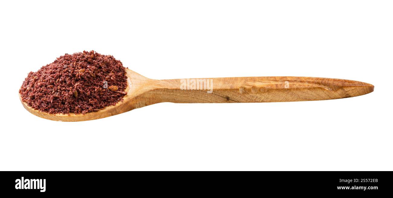 cucchiaio di legno con sumac macinato isolato su sfondo bianco Foto Stock