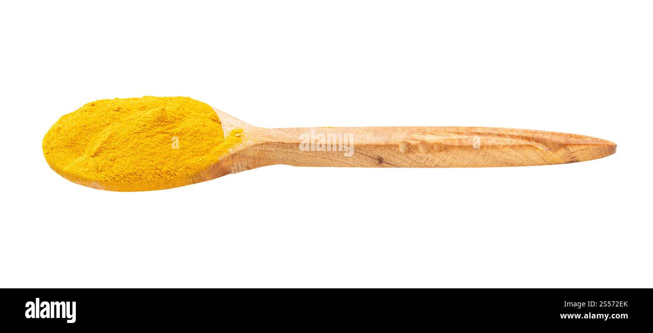 cucchiaio di legno con polvere curcuma (curcuma) isolato su fondo bianco Foto Stock