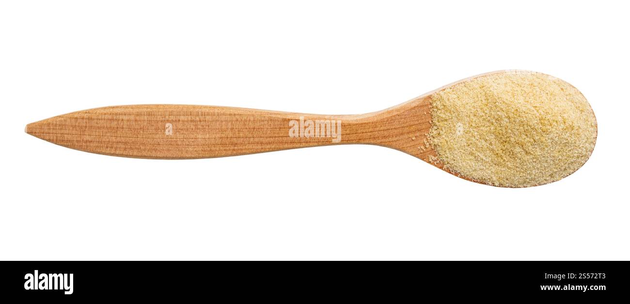 vista dall'alto dello zucchero di cocco granulato in cucchiaio di legno isolato su sfondo bianco Foto Stock