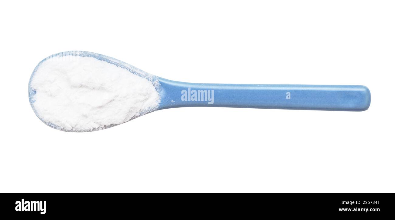 vista dall'alto della fecola di patate in cucchiaio di ceramica isolato sfondo bianco Foto Stock