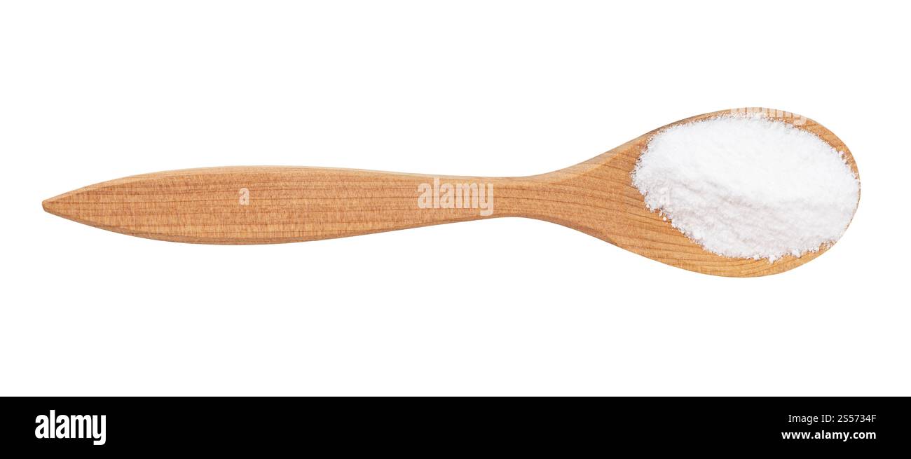vista dall'alto della polvere di vanillina in un cucchiaio di legno isolato sfondo bianco Foto Stock