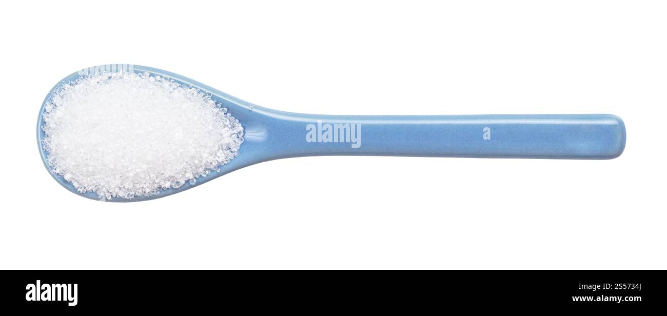 vista dall'alto dell'acido citrico cristallino in cucchiaio di ceramica isolato su sfondo bianco Foto Stock