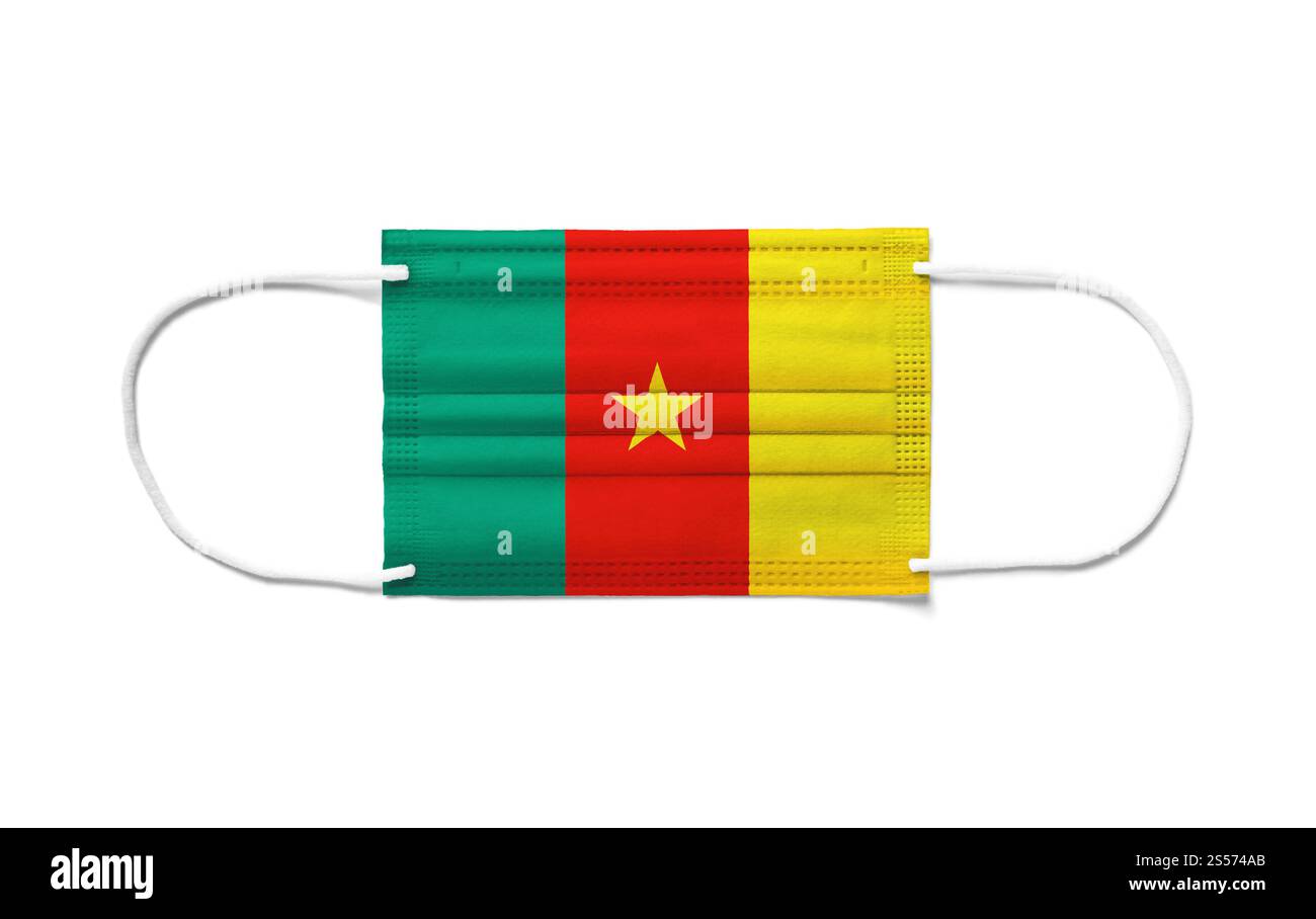 Bandiera del Camerun su una maschera chirurgica monouso. Sfondo bianco isolato. Bandiera del Camerun su una maschera chirurgica monouso. Sfondo bianco Foto Stock