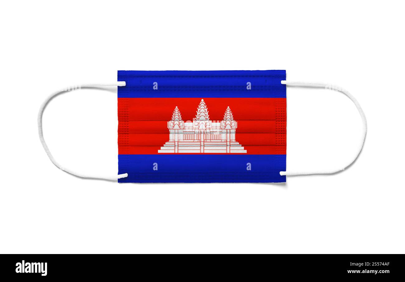 Bandiera della Cambogia su una maschera chirurgica monouso. Sfondo bianco isolato. Bandiera della Cambogia su una maschera chirurgica monouso. Sfondo bianco Foto Stock