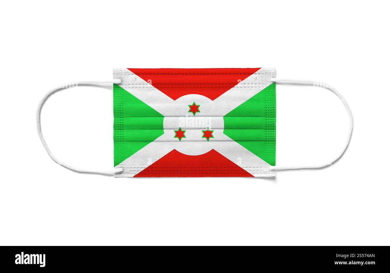 Bandiera del Burundi su una maschera chirurgica monouso. Sfondo bianco isolato. Bandiera del Burundi su una maschera chirurgica monouso. Sfondo bianco Foto Stock