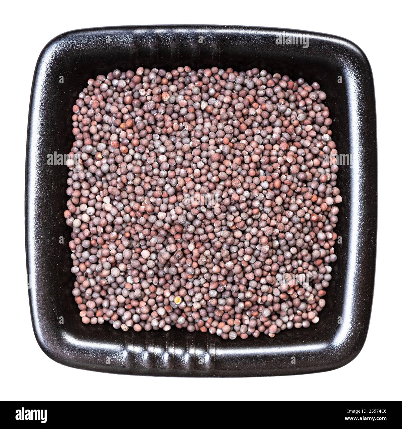 vista dall'alto di semi marroni di brassica nigra senape ciotola nera isolata su sfondo bianco Foto Stock