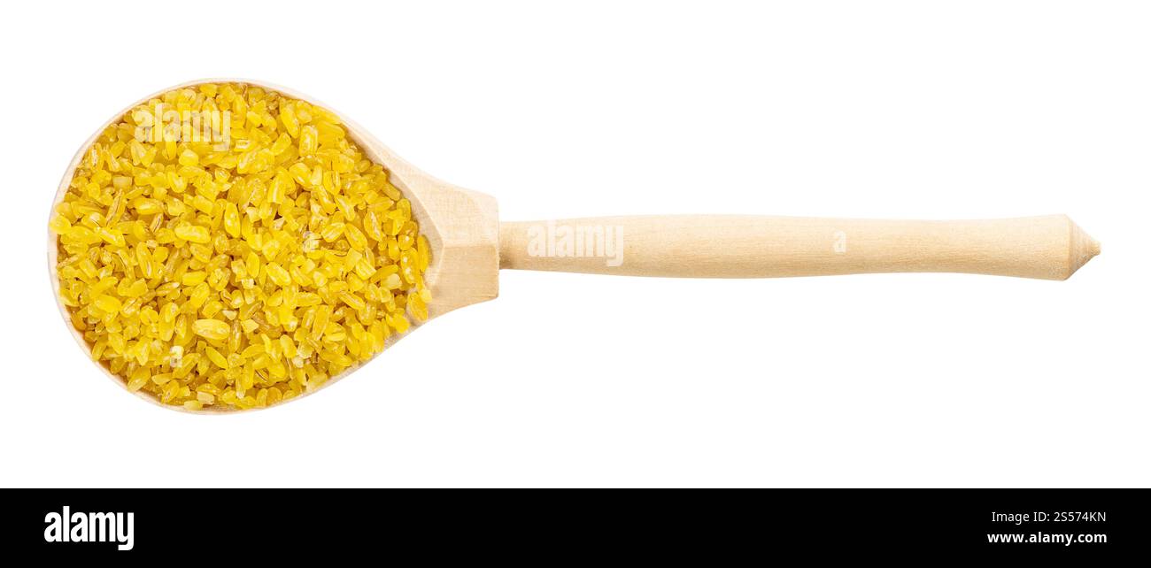 vista dall'alto del cucchiaio di legno con groat di grano bulgaro non cotti isolato su sfondo bianco Foto Stock